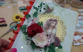 Okładka notatnika wykonana metodą scrapbookingu.