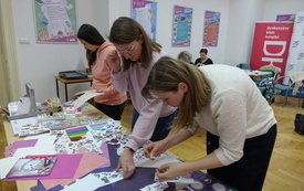 Trzy kobiety podczas wyklejania.