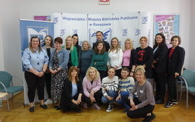 Zdjęcie grupowe uczestnik&oacute;w warsztat&oacute;w. 