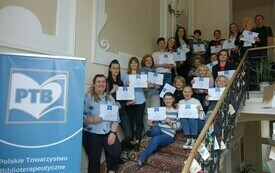 Zdjęcie grupowe uczestników szkolenia z dyplomami.