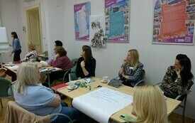 Bibliotekarki słuchają z uwagą prowadzących.