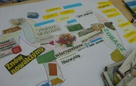 fragment pracy z wycinkami z gazet.