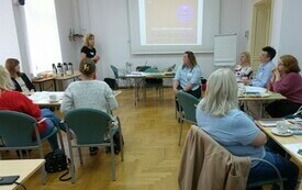 Szkolenie grupowe w sali bibliotecznej.