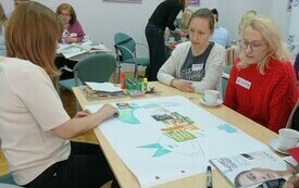 Bibliotekarki z pracą plastyczną.