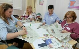 Cztery kobiety w trakcie pracy grupowej.