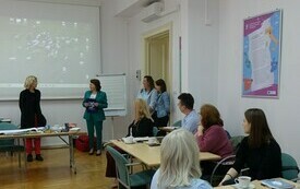 W sali konferencyjnej zebrani uczestnicy szkolenia. 