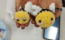 Dwie pszczoły wykonane na szydełku