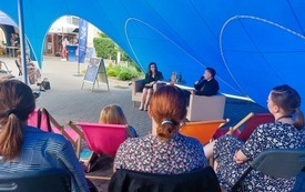 Spotkanie autorskie na placu biblioteki.