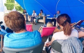 Panel dyskusyjny pod namiotem.