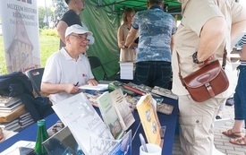 Mężczyżni rozmawiający podczas targów.