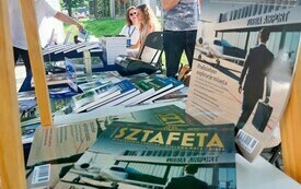 Na regale gazeta lokalna. 