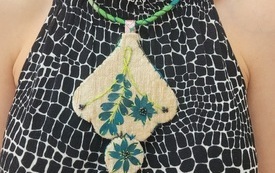 Naszyjnik na sukience kobiety.