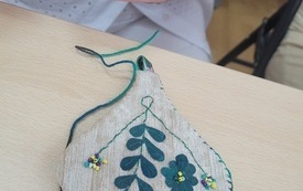 Naszyjnik na płótnie z haftem.