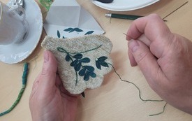 Haftowanie naszyjnika w trakcie.