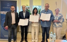 Trzech mężczyzn i dwie kobiety pozują do wsp&oacute;lnego zdjęcia. 