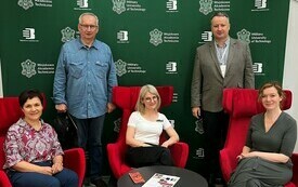 Trzy kobiety i dw&oacute;ch mężczyzn pozuje do wsp&oacute;lnej fotografii