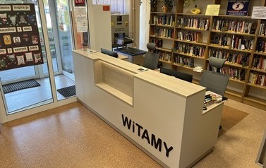 Lada biblioteczna, w tle regały z książkami