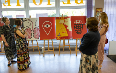 Zdjęcie do Wernisaż wystawy plakat&oacute;w Student&oacute;w i Absolwent&oacute;w WSIiZ w Rzeszowie ph. Zr&oacute;wnoważony rozw&oacute;j w Wypożyczalni Gł&oacute;wnej