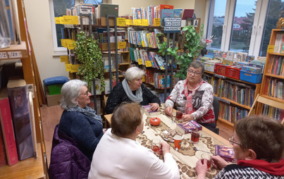 Zdjęcie do Spotkanie Dyskusyjnego Klubu Książki w bibliotece filii Mogielnicy toczyły  się rozmowy o książce Barbary Wysoczańskiej pt: &bdquo;Siła kobiet&rdquo; 