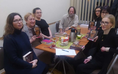 Zdjęcie do Spotkanie DKK w Wypożyczalni Gł&oacute;wnej WiMBP w Rzeszowie o książce &quot;W środku jesteśmy baśnią. Mowy i rozmowy&quot; Wiesława Myśliwskiego