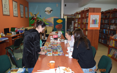 Zdjęcie do Spotkanie DKK w GBP w Żyrakowie o książce &quot;Tam,gdzie zawracają bociany&quot; Joanny Jagiełło