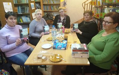 Zdjęcie do Spotkanie DKK w Filii w Racław&oacute;wce GBP w Boguchwale o książce &quot;W służbie Madame Curie&quot; Weroniki Wierzchowskiej 