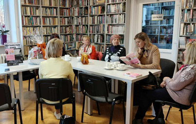 Zdjęcie do Spotkanie DKK w Żołyni o książce "Facetom wstęp wzbroniony" Sylwii Trojanowskiej i Malwiny Kozłowskiej