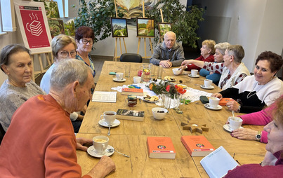 Zdjęcie do Spotkanie DKK Senior&oacute;w w Nowej Sarzynie  o książce  &bdquo;Mistrzowie opowieści o kobiecie&rdquo;  