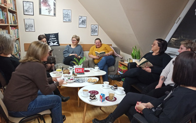 Zdjęcie do Spotkanie DKK w Rzepedzi wok&oacute;ł książki ,,Wiedźmy na gigancie&rdquo; Małgorzaty J. Kursy 