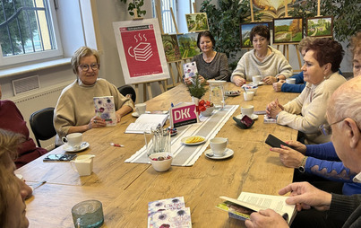 Zdjęcie do Spotkanie DKK Senior&oacute;w w Nowej Sarzynie wok&oacute;ł książki  Anny H. Niemczynow &bdquo;Ciche cuda&rdquo;