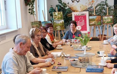Zdjęcie do Spotkanie DKK Senior&oacute;w w Nowej Sarzynie o książce Stanisława Łubieńskiego &bdquo;Drugie życie czarnego kota&rdquo;.