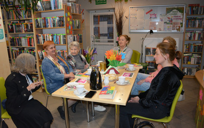 Zdjęcie do Spotkanie DKK w Sieniawie o ksiażce ,,Lekcje chemii&rdquo; Bonni Garmus