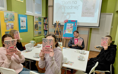 Zdjęcie do Relacja ze spotkania DKK &bdquo;Książkołaki&rdquo; w Oddziale dla Dzieci i Młodzieży w Rzeszowie o książce &bdquo;Dom na Wschodniej&rdquo; Sabiny Jakubowskiej