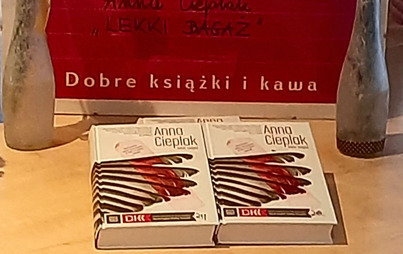 Zdjęcie do Spotkanie DKK w BP w Nowej Dębie o książce &quot;Lekki bagaż&quot; Anny Cieplak 