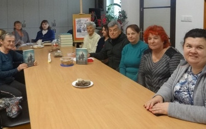 Zdjęcie do Spotkanie DKK w GBP w Żołyni o książce &quot;Stalowe niebo&quot; Marii Paszyńskiej 