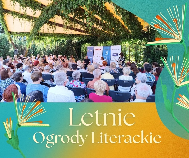 Grupa os&oacute;b zebranych na&nbsp;spotkaniu w&nbsp;plenerze, obok kwiaty w&nbsp;formie książek