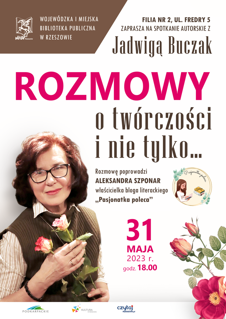 Starsza kobieta w okularach trzymająca w ręku dwie róże. Obok gałązka róży. 