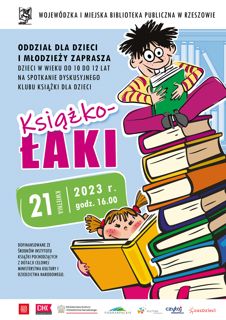 Chłopiec z czarną czupryną w sweterku w paski i różowych spodniach siedzi na stosie książek i jedną trzyma w ręku. Niżej dziewczynka z dwoma kucykami trzyma książkę. 