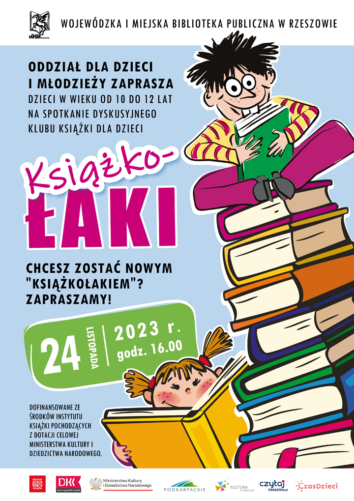 Chłopiec z czarną czupryną w sweterku w paski i różowych spodniach siedzi na stosie książek i jedną trzyma w ręku. Niżej dziewczynka z dwoma kucykami trzyma książkę.