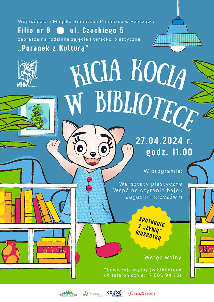 Kotka w sukience i butach stoi pośrodku pokoju, w którym są fotele i regały z książkami, obraz, lampa i kwiat. 