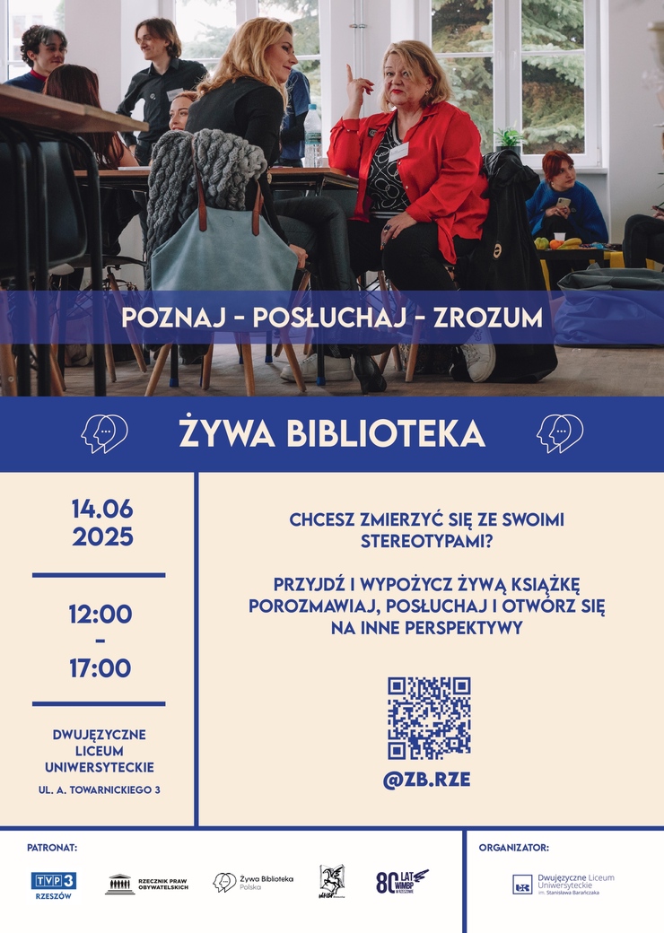 Przy stolikach grupa rozmawiających osób