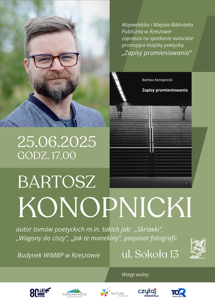 Mężczyzna z zarostem w okularach, obok na okładce książki schody