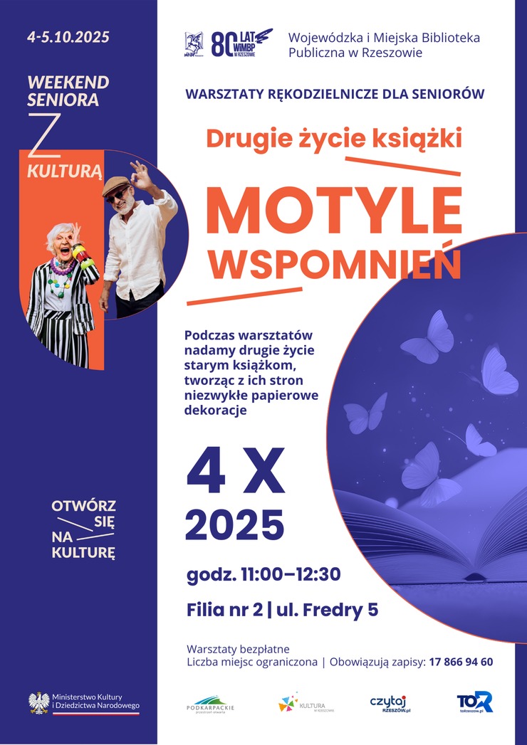 Uśmiechnięci starszy mężczyzna i kobieta. Obok otwarta książka z której wylatują motyle.