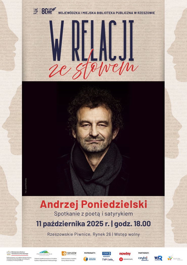 Mężczyzna z zarostem w krótkich kręconych włosach z szalem na szyi.