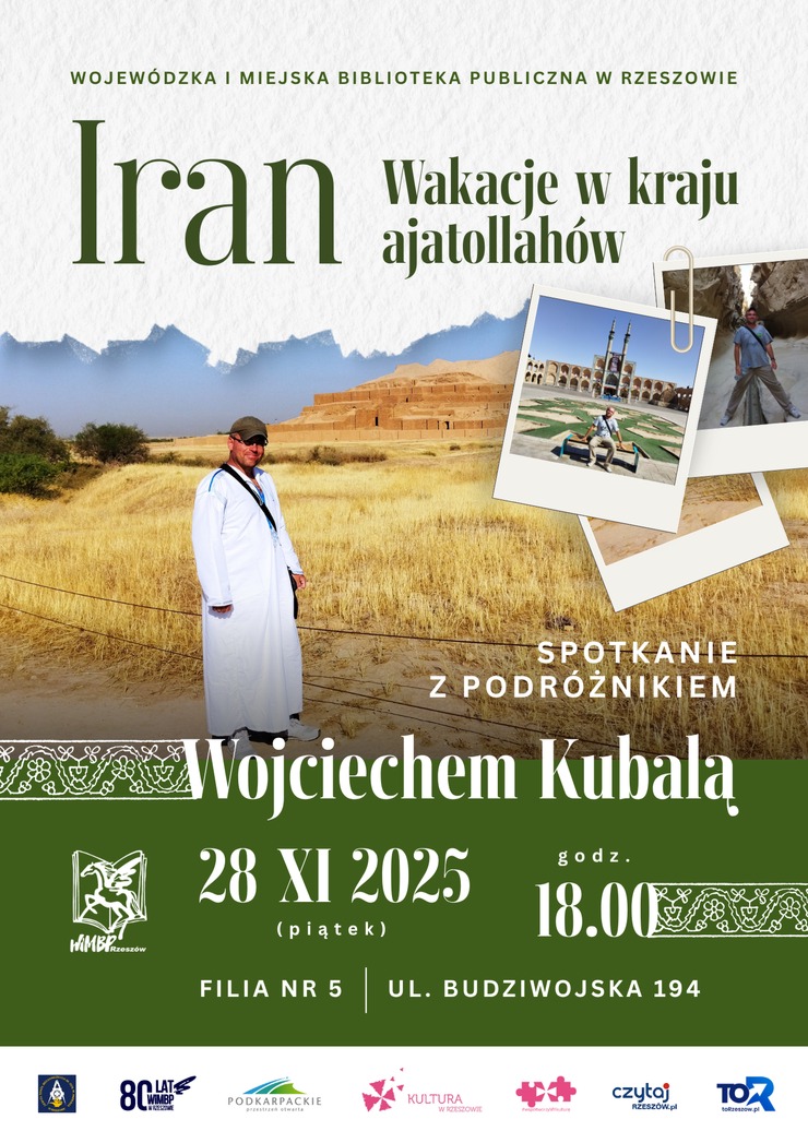 Mężczyzna w długiej białej koszuli w czapce z daszkiem. W tle krajobraz. 