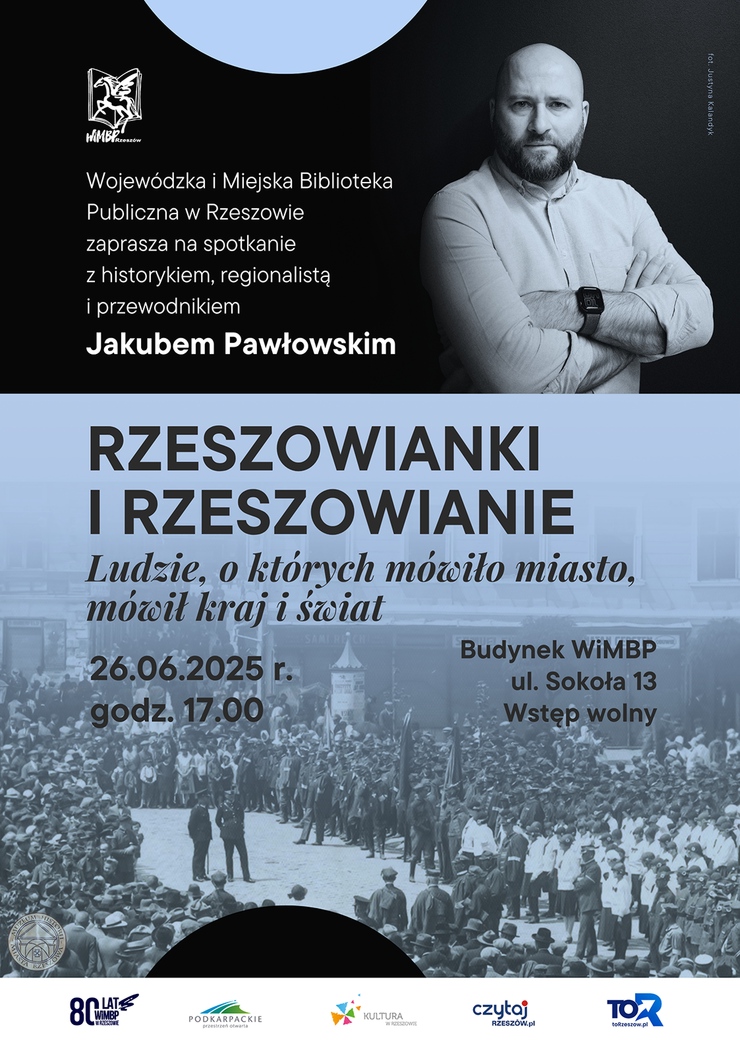 Brodaty mężczyzna w średnim wieku pozuje do zdjęcia z założonymi rękami. Poniżej zdjęcie przedstawiające zebranych na placu ludzi.