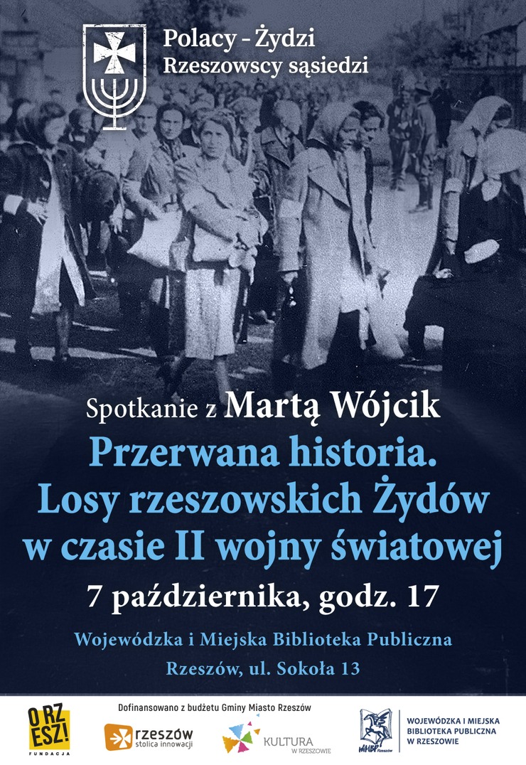 Grupa osób z opaskami na ręku.