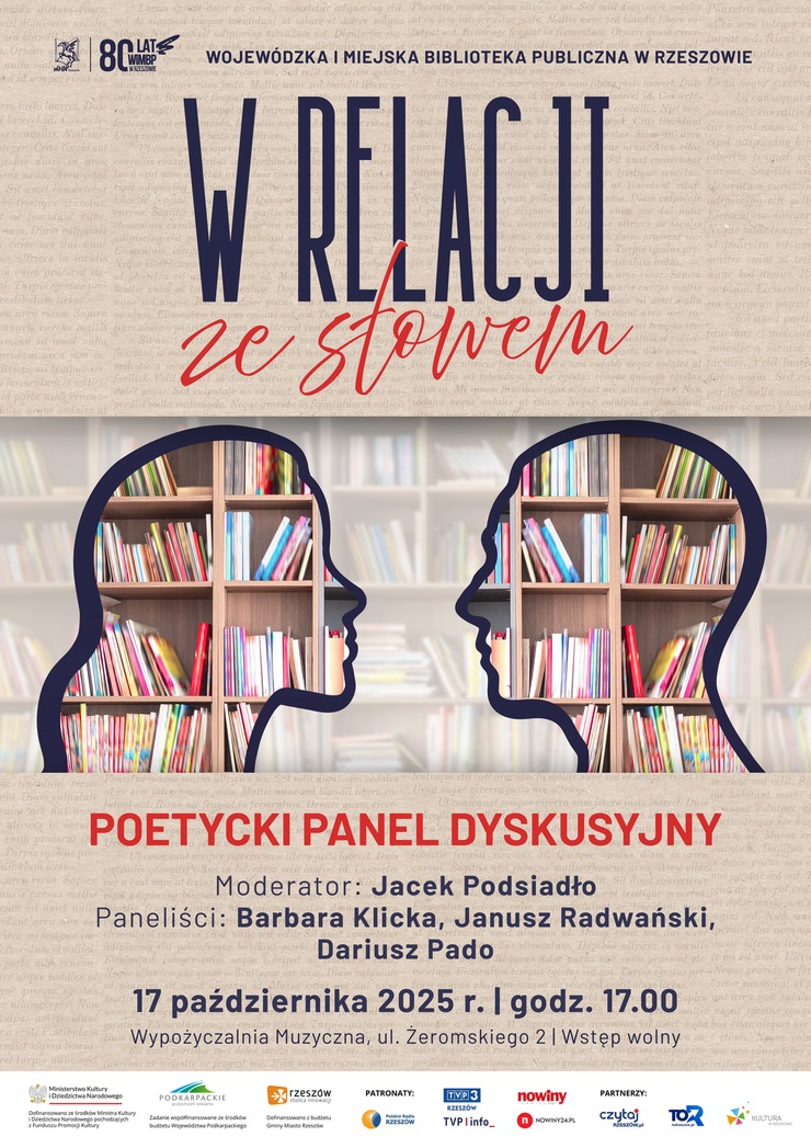 Dwie zwrócone ku siebie głowy mężczyzny i kobiety. W tle regał z książkami.