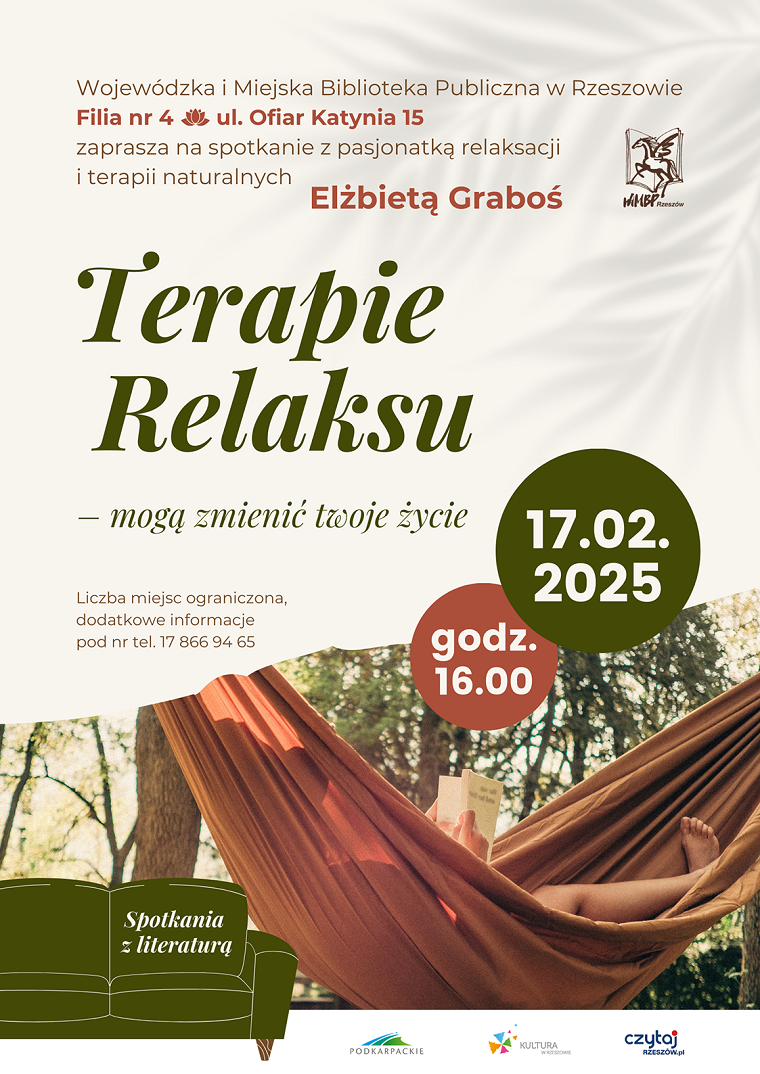 Człowiek z książką leży w hamaku w lesie