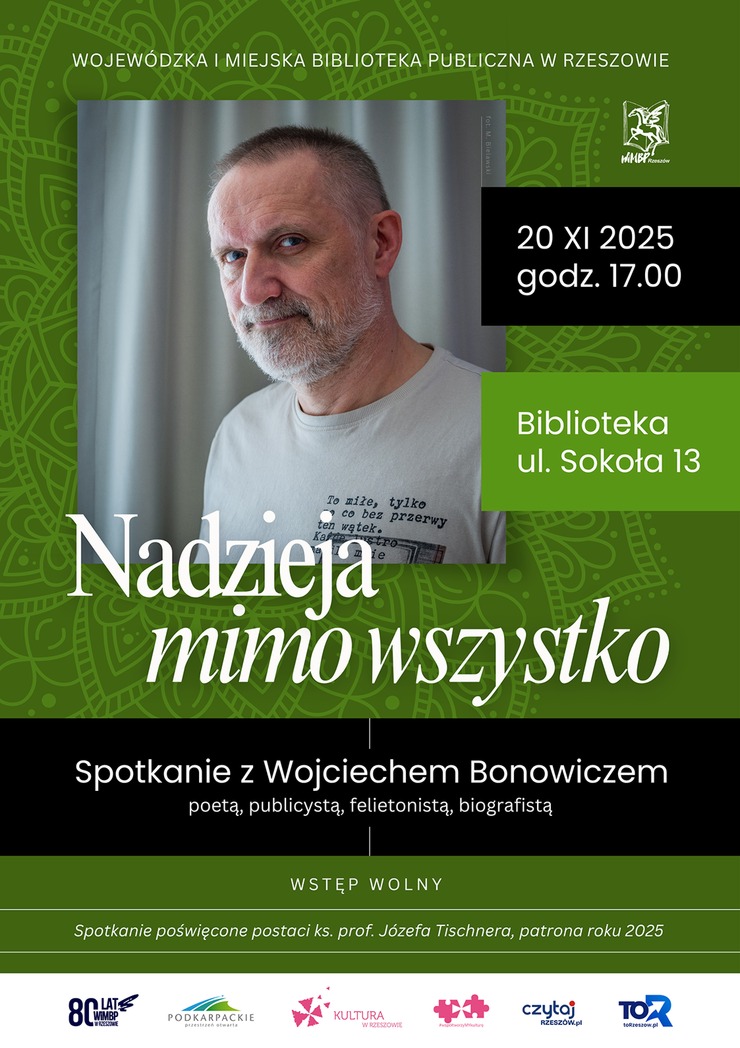 Mężczyzna w szarej koszulce z zarostem.